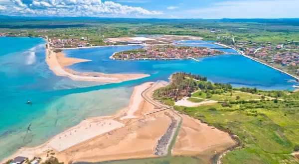 Widok z lotu ptaka na turkusowe wody i piaszczyste plaże, które z pewnością należą do najładniejszych plaż w Chorwacji.