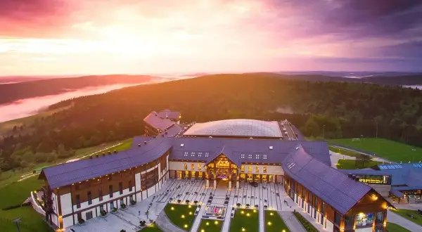 Hotel Arłamów w malowniczej scenerii o zachodzie słońca. Sprawdź hotel Arłamów ceny i zaplanuj swój pobyt.