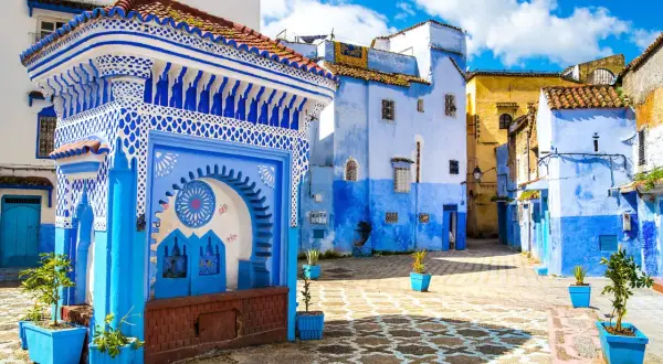 Niebieskie miasto w Maroku, Chefchaouen, zachwyca architekturą i kolorami. Urokliwe uliczki i budynki w odcieniach błękitu tworzą magiczną atmosferę.