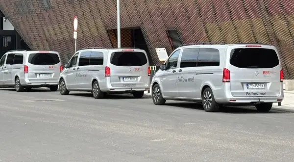 Trzy srebrne vany z napisem "Follow me!" czekają na pasażerów. To idealny transfer lotniskowy, by rozpocząć podróż.