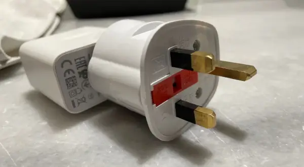 Adapter do gniazdek w Grecji, z trzema bolcami i bezpiecznikiem.