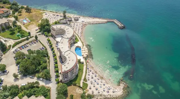 Idealne tanie wakacje z dziećmi za granicą: hotel z basenem i plażą nad turkusowym morzem.