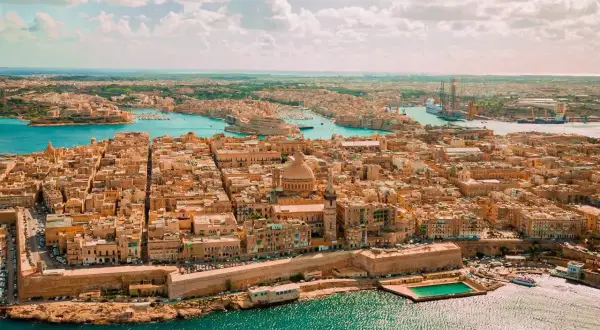 Malta z lotu ptaka. Zastanawiasz się, ile się leci na Maltę? Widok na Vallettę, port i morze.