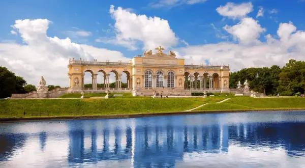Pałac Schönbrunn, idealne miejsce na spacer. Bilety do pałacu Schönbrunn warto kupić online, by uniknąć kolejek.