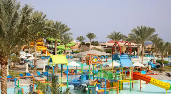 Kolorowy aquapark z palmami, zjeżdżalniami i basenami. Idealne miejsce na wakacje all inclusive Polska.