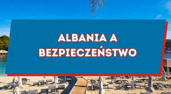 Piękna plaża w Albanii, gdzie słońce świeci, a leżaki czekają. Czy w Albanii jest bezpiecznie? Turyści cieszą się wakacjami.