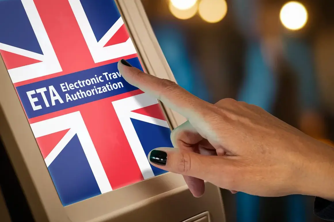 Dłoń dotyka ekranu z flagą Wielkiej Brytanii i napisem ETA Electronic Travel Authorization. To krok do uzyskania wizy do Anglii.