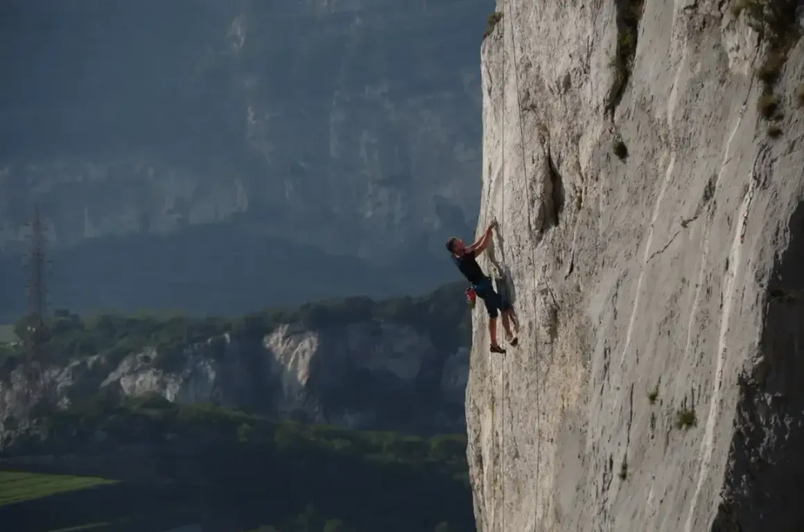 Wspinacz na via ferrata w Polsce pokonuje pionową ścianę.