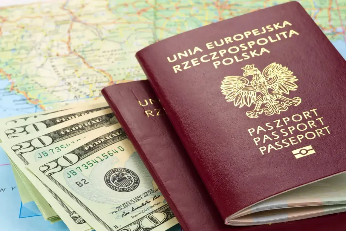 Dwa polskie paszporty, banknoty dolarowe i mapa. Planujesz podróż? Sprawdź, czy do Rumunii potrzebny jest paszport.