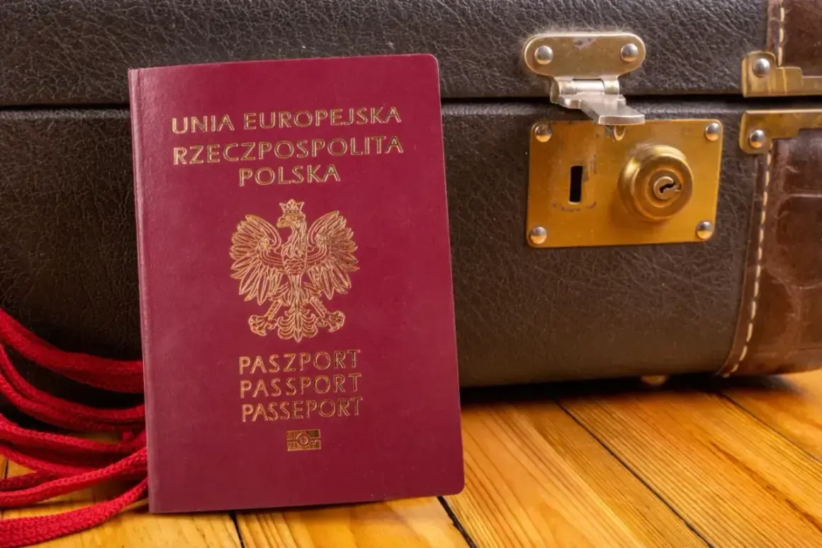 Polski paszport i walizka. Czy do Czarnogóry potrzebny jest paszport? Tak, dla obywateli UE jest wymagany.