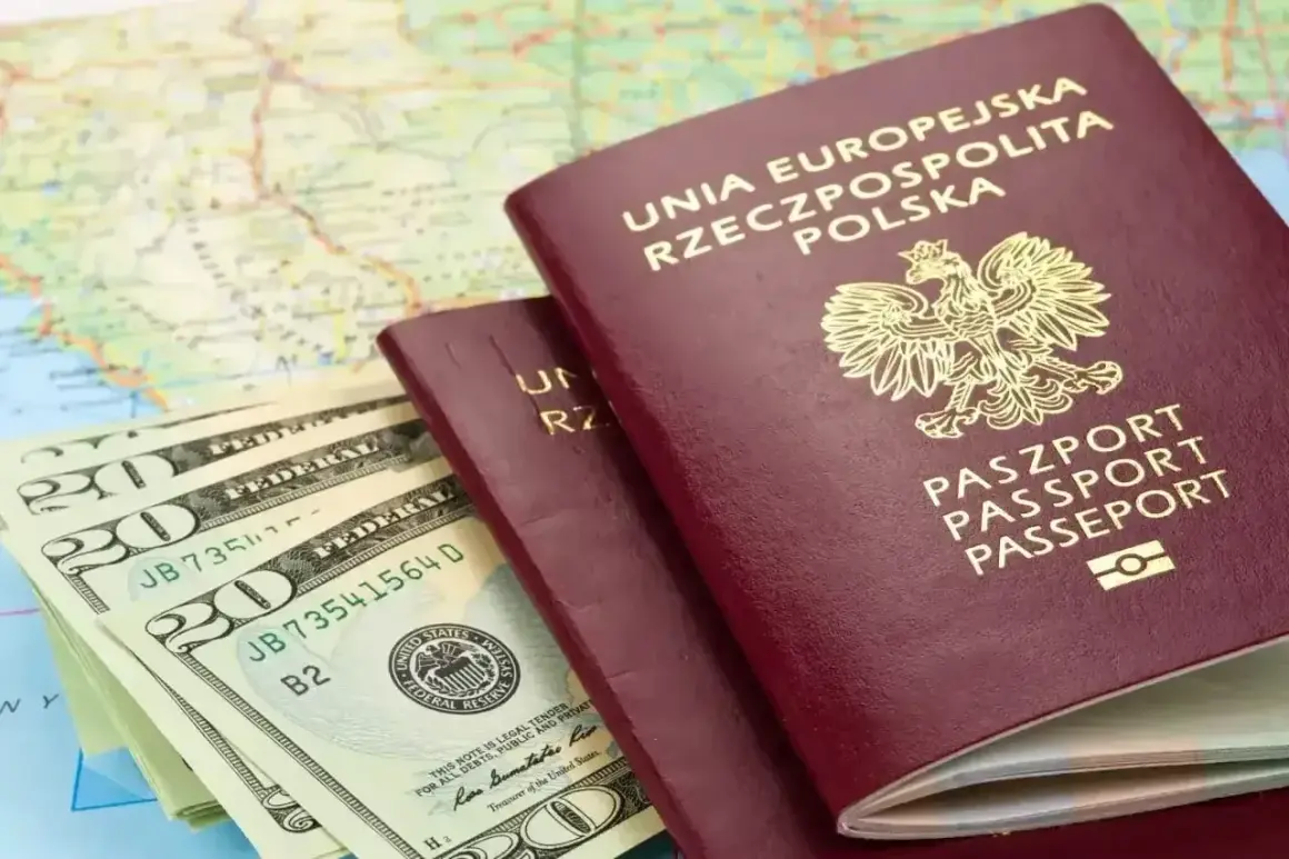 Paszporty i dolary na mapie. Planujesz podróż? Sprawdź, czy do Serbii potrzebny jest paszport.