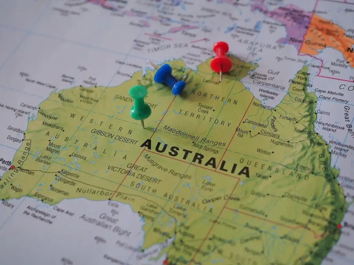 Trzy pinezki na mapie Australii. Czy do Australii potrzebna jest wiza? Sprawdź na mapie!