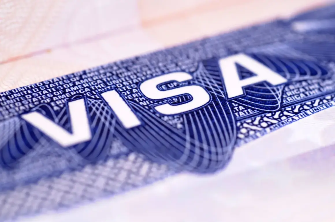 Zbliżenie na dokument z napisem "VISA" i tekstem "UNITED STATES OF AMERICA". To klucz do podróży do USA.