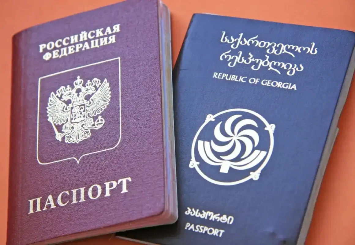 Rosyjski i gruziński paszport obok siebie. Czy do Gruzji potrzebny jest paszport? Tak, do podróży do Gruzji potrzebny jest paszport.