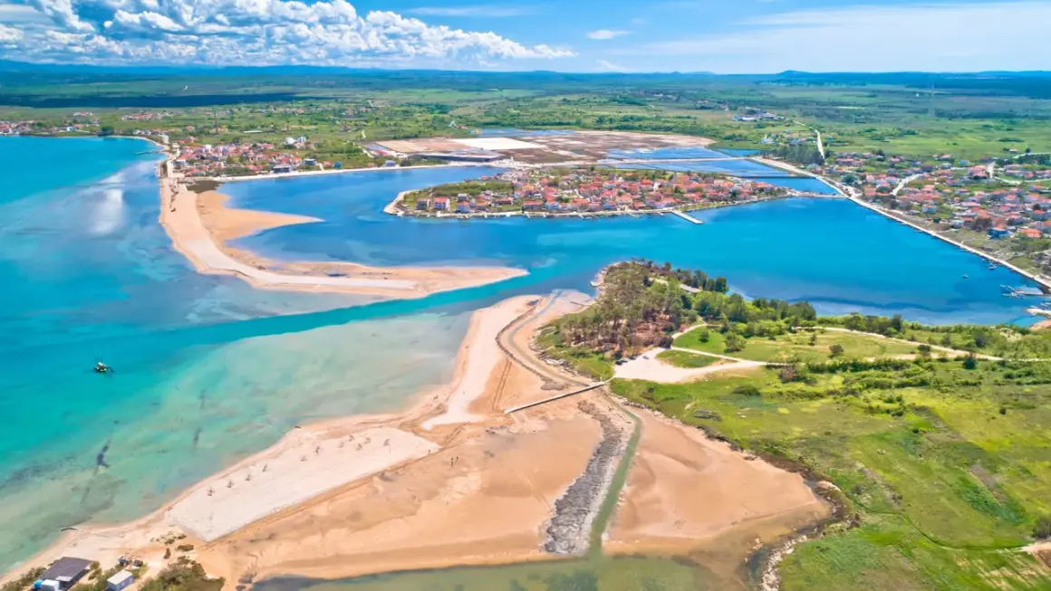 Widok z lotu ptaka na turkusowe wody i piaszczyste plaże, które z pewnością należą do najładniejszych plaż w Chorwacji.