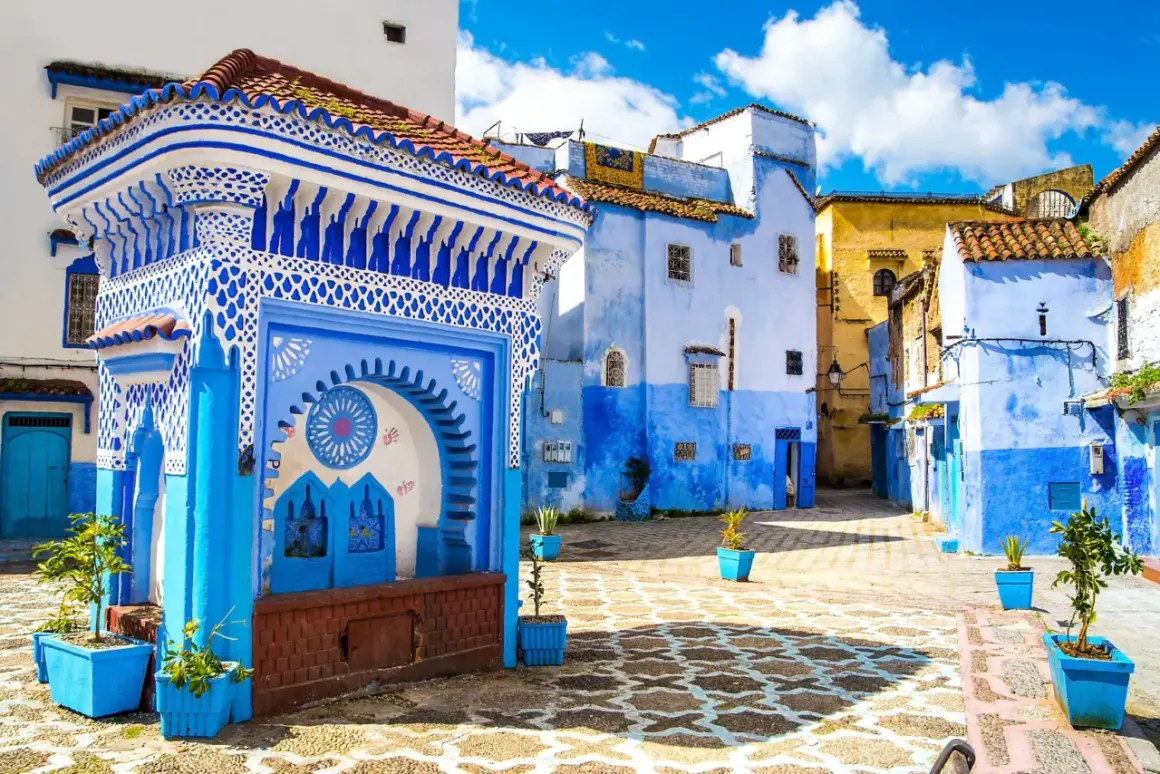 Niebieskie miasto w Maroku, Chefchaouen, zachwyca architekturą i kolorami. Urokliwe uliczki i budynki w odcieniach błękitu tworzą magiczną atmosferę.