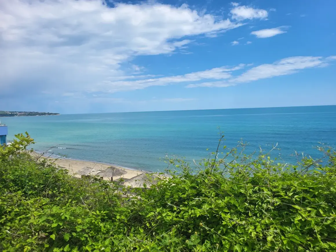 Piękne, błękitne morze i plaża z parasolami. Idealne miejsce na bułgaria wakacje.
