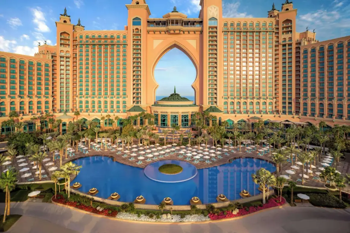 Majestatyczny hotel Atlantis w Dubaju z basenem i palmami.
