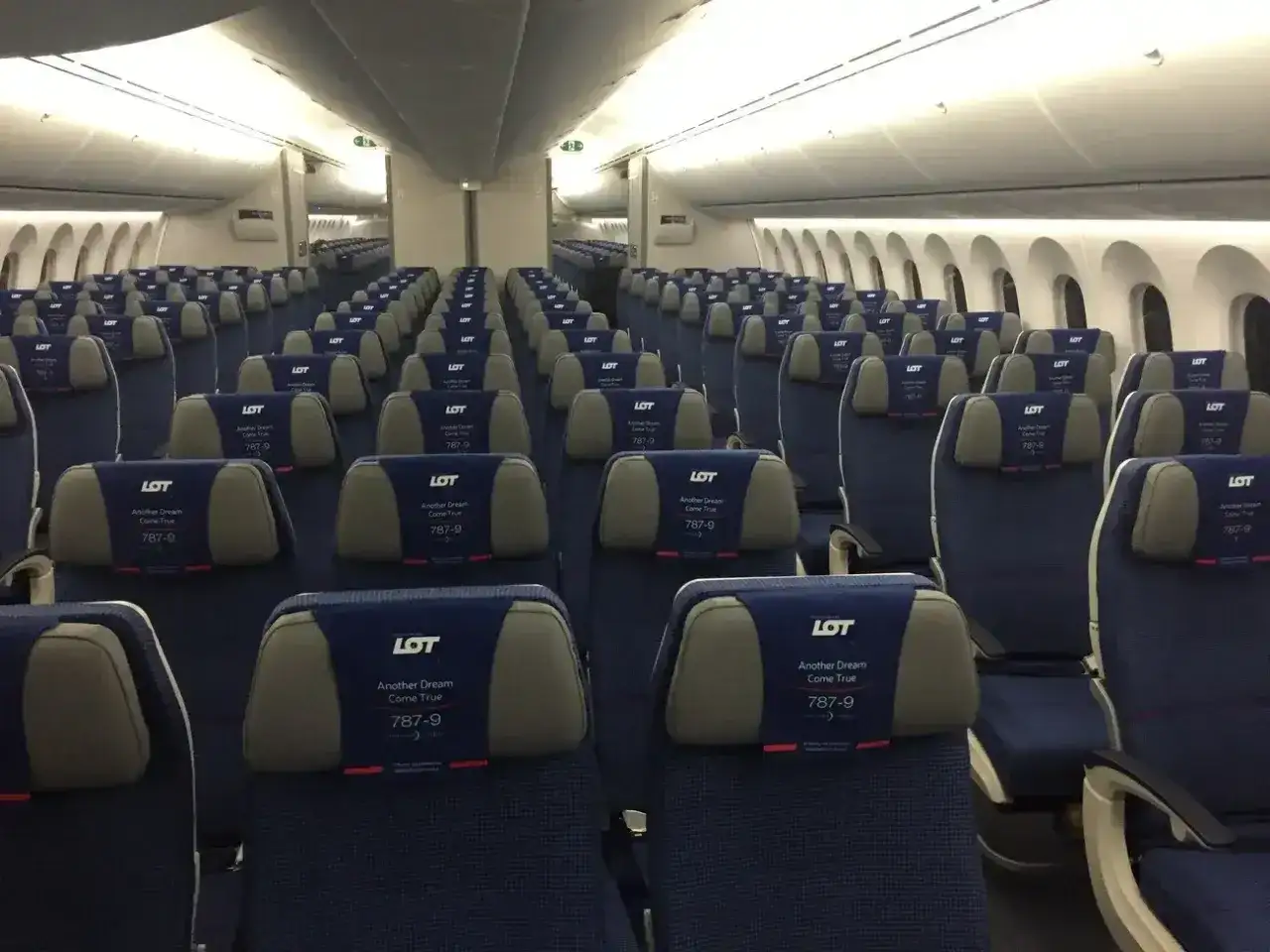Dreamliner LOT - który model i miejsce wybrać na długi lot?