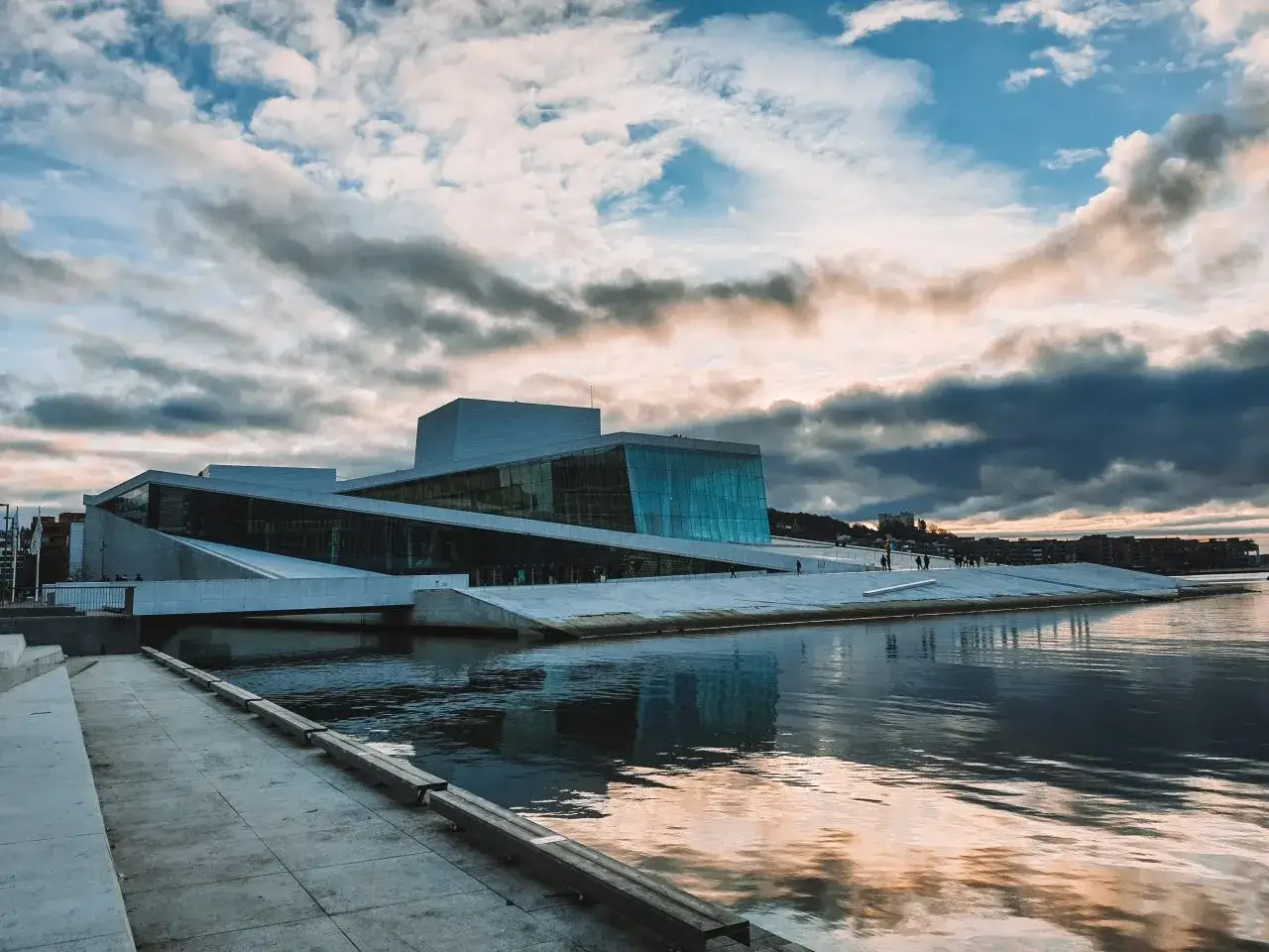 Nowoczesna Opera w Oslo, gdzie jest Oslo, odbija się w spokojnej wodzie.