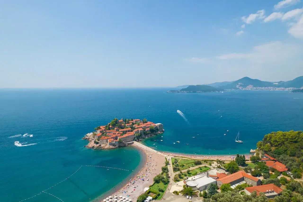 Wyspa Sveti Stefan, idealne miejsce na czarnogóra wakacje. Piękna plaża, turkusowe morze i urokliwe miasteczko.