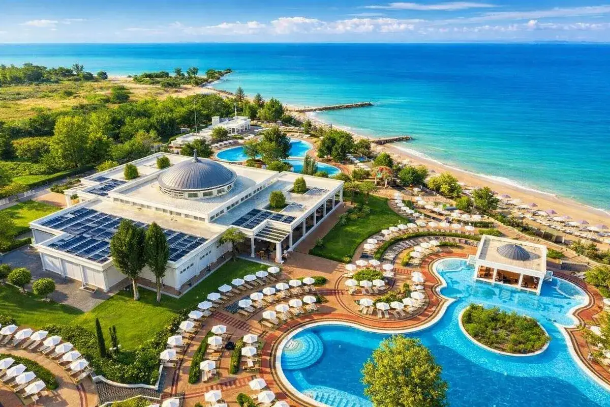 Luksusowy hotel z basenami i widokiem na morze, idealne miejsce na bułgaria wczasy all inclusive.