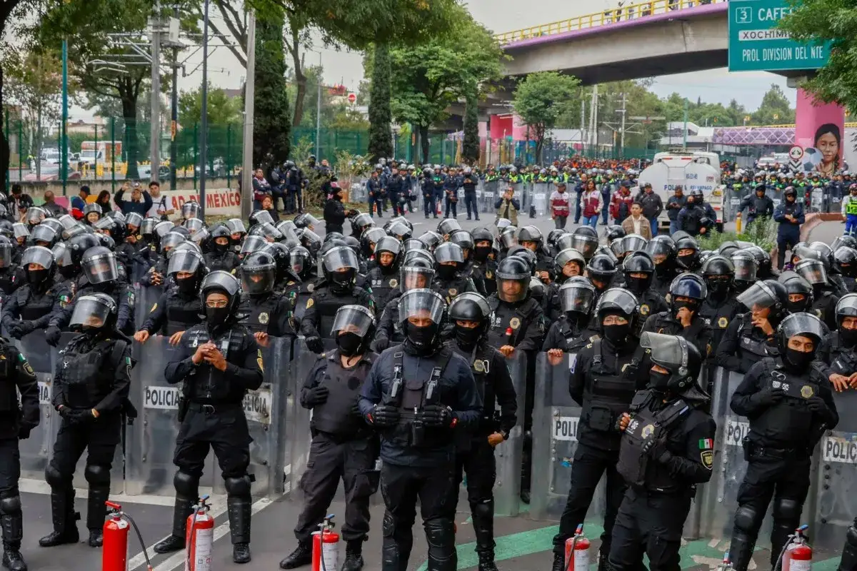 Policja w pełnym rynsztunku, z tarczami, gotowa do działania w obliczu zamieszek w Meksyku.