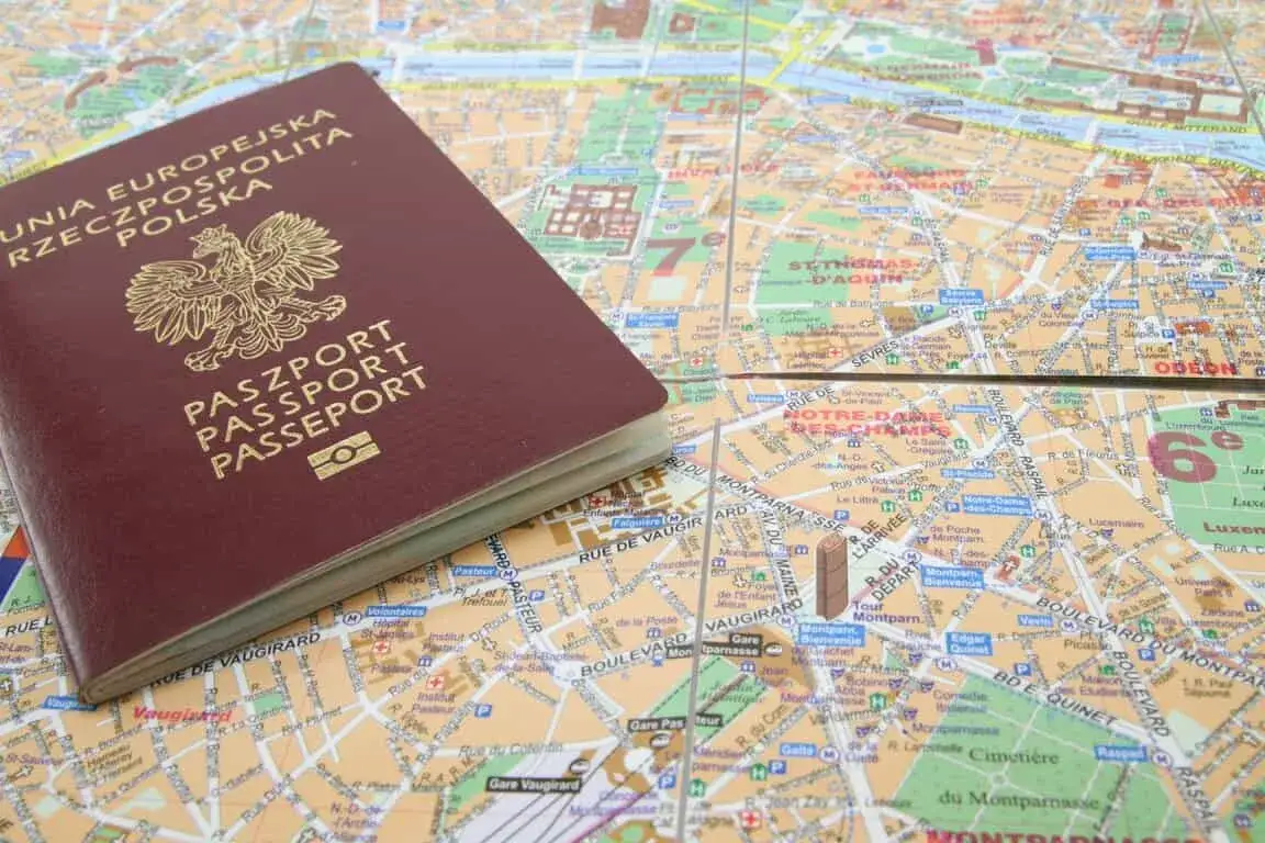 polski dowód osobisty i paszport na tle mapy Grecji