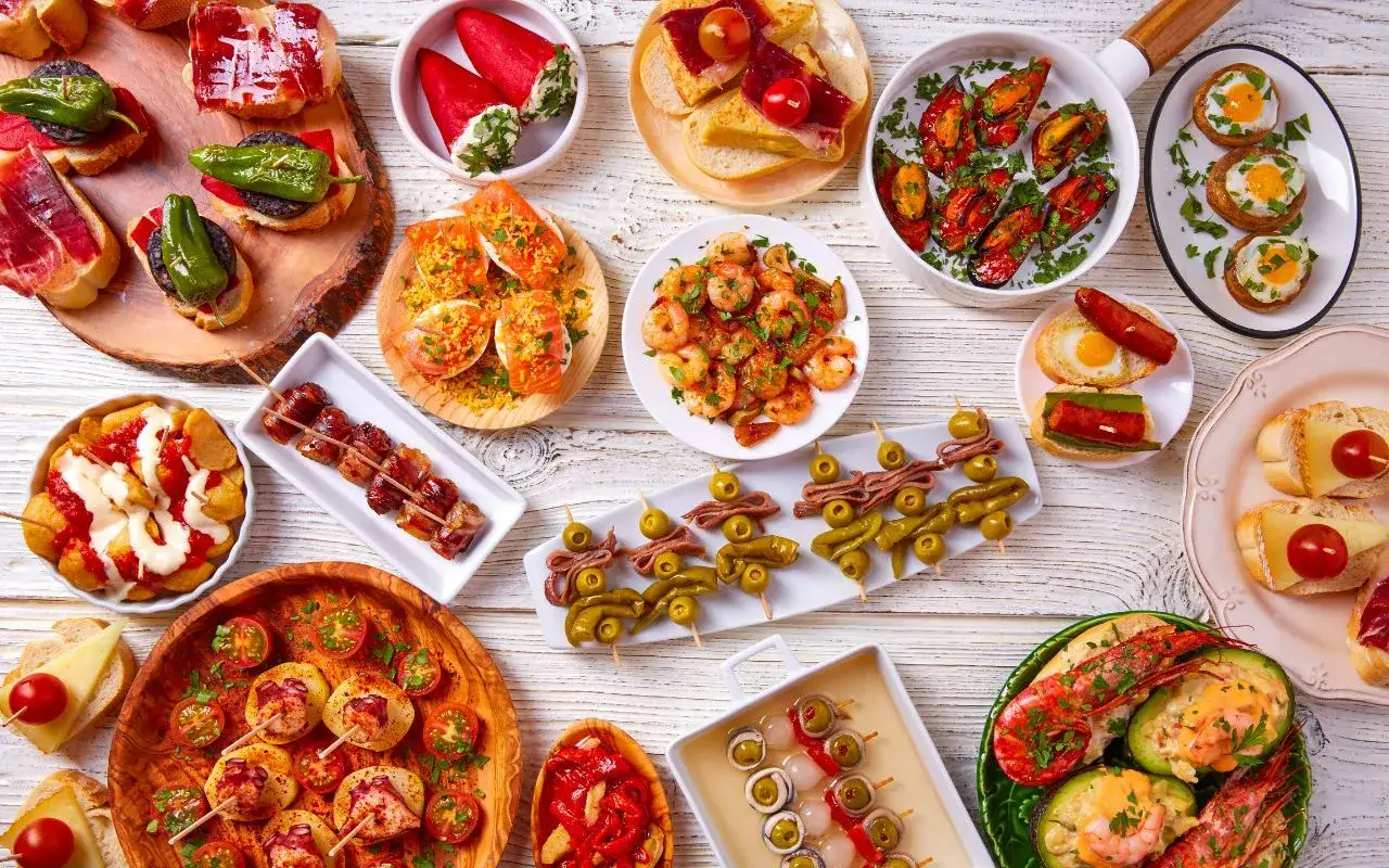 Bogactwo smaków kuchni hiszpańskiej: tapas z krewetkami, małżami, owocami morza, serami i wędlinami.
