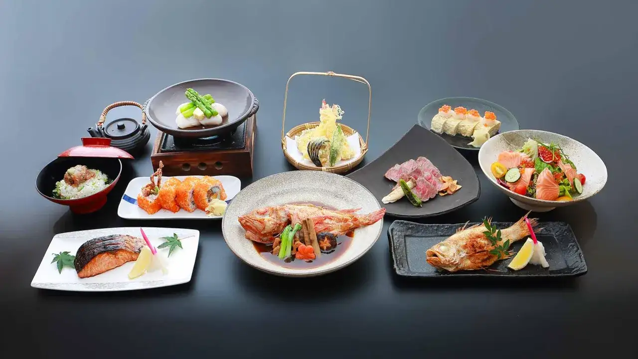Bogactwo japońskiego jedzenia: sushi, tempura, pieczony łosoś, ryba w sosie, tataki, sałatka z łososiem i omlet z ikrą.