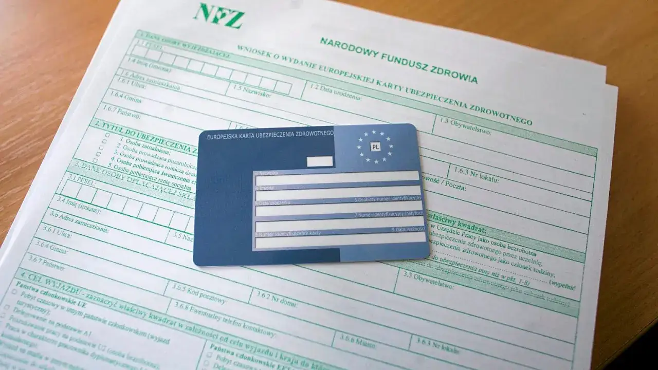 Karta EKUZ Kielce na tle wniosku o jej wydanie. Dokumenty związane z europejską kartą ubezpieczenia zdrowotnego.