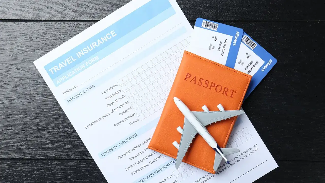 Planujesz podróż? Na zdjęciu paszport, bilety lotnicze i formularz ubezpieczenia podróżnego. Czy do Irlandii potrzebny jest paszport? Tak, dla obywateli spoza UE/EOG.