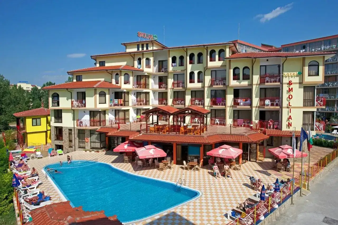 Hotel Smolyan z basenem i leżakami, idealny na itaka last minute warszawa.
