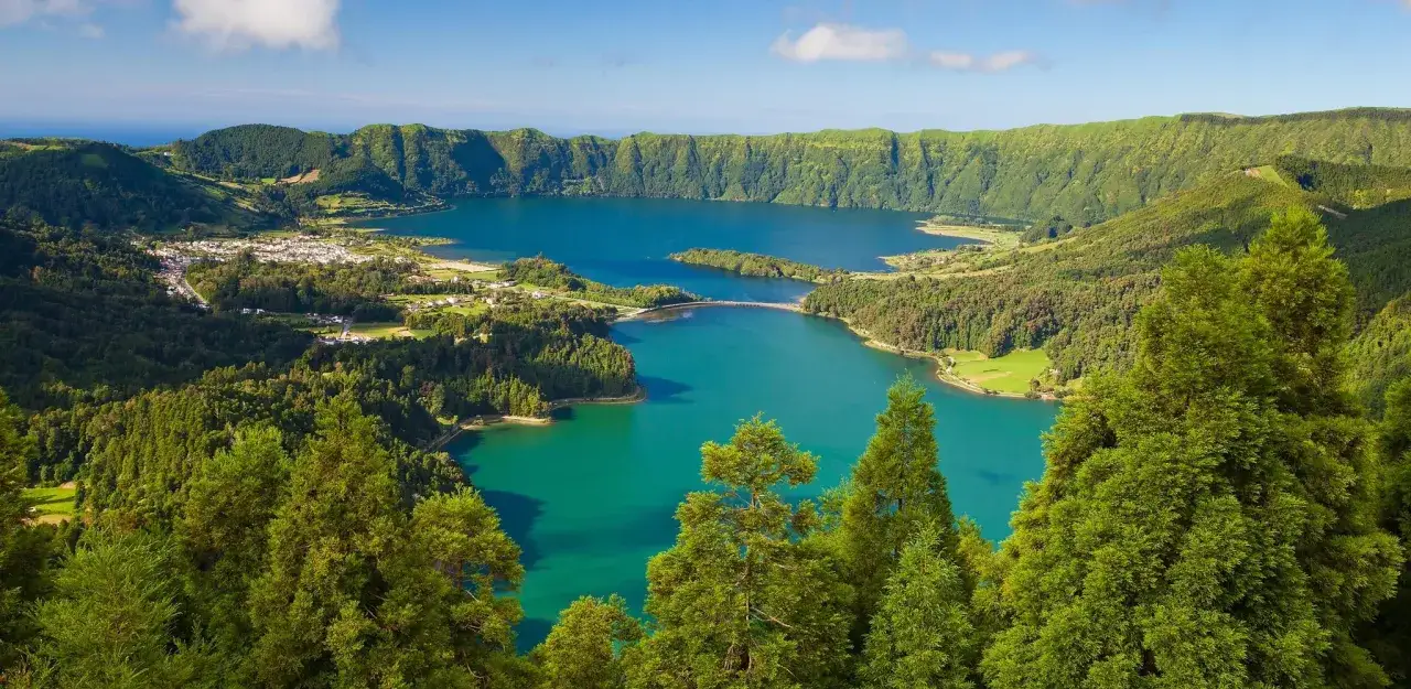 Azory: jezioro Sete Cidades, zielone wzgórza i malownicza wioska. Idealne miejsce, by zobaczyć piękno natury.