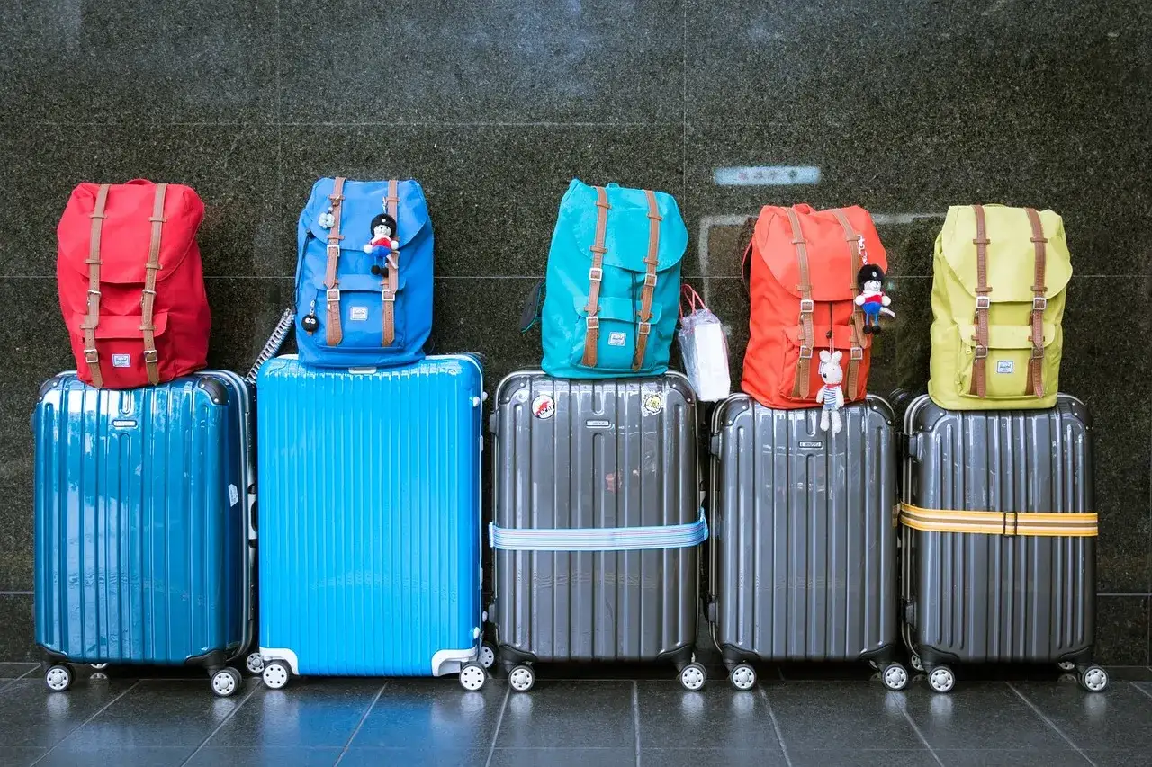 Kolorowe plecaki na walizkach, gotowe na podróż. Idealne na bagaż rejestrowany 10 kg w Ryanair.