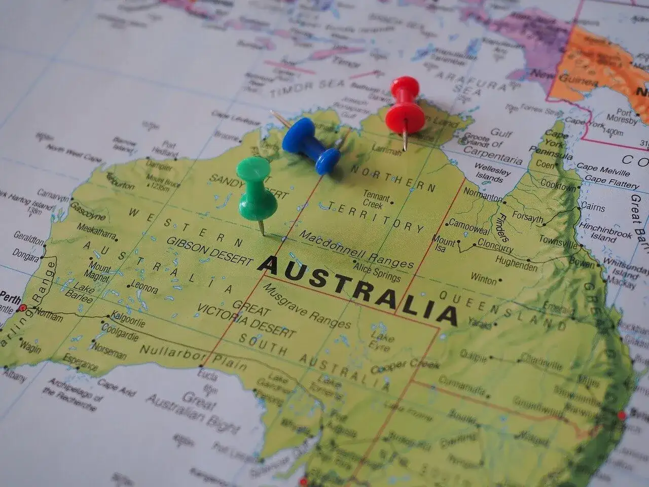 Trzy pinezki na mapie Australii. Czy do Australii potrzebna jest wiza? Sprawdź na mapie!