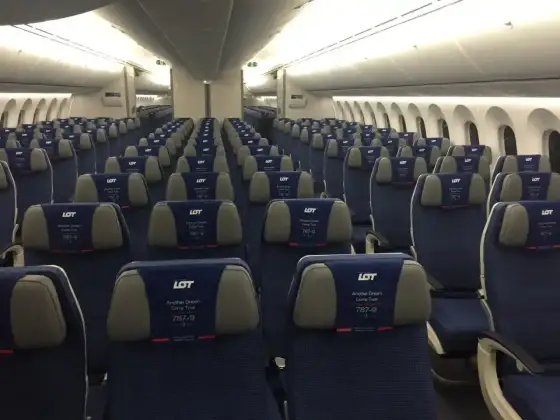 Dreamliner LOT - który model i miejsce wybrać na długi lot?