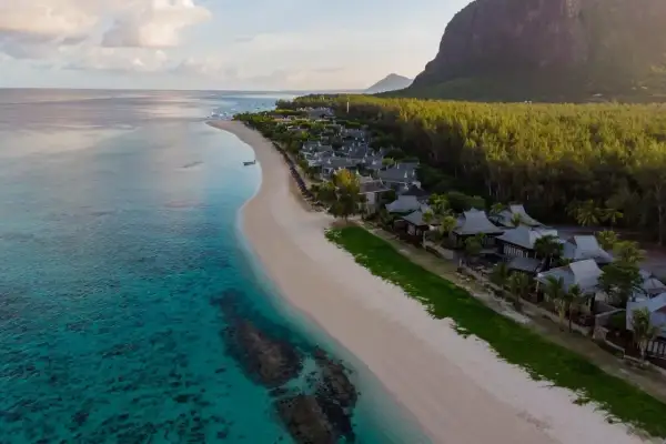 Rajska plaża z turkusową wodą i luksusowymi willami. Zastanawiasz się, ile się leci na Mauritius, by tu dotrzeć?