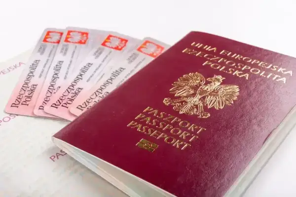 Polski paszport i kilka dowodów osobistych. Czy do Irlandii potrzebny jest paszport? Tak, jeśli nie jesteś obywatelem UE.