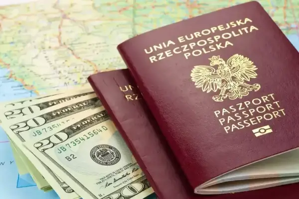 Paszporty i dolary na mapie. Planujesz podróż? Sprawdź, czy do Serbii potrzebny jest paszport.