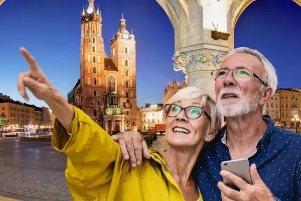 Para emerytów cieszy się wieczornym Krakowem. Idealne wycieczki dla emerytów i rencistów.