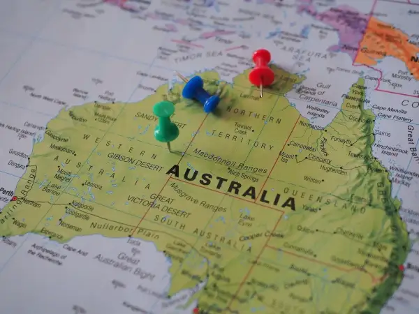 Trzy pinezki na mapie Australii. Czy do Australii potrzebna jest wiza? Sprawdź na mapie!
