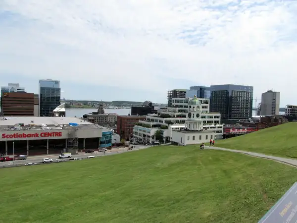 Widok na centrum Halifax z zielonym wzgórzem i budynkami, w tym Scotiabank Centre.