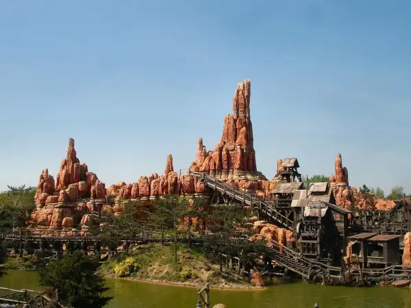 Big Thunder Mountain Railroad w Disneylandzie, idealne miejsce na przygodę po zakupie biletów.