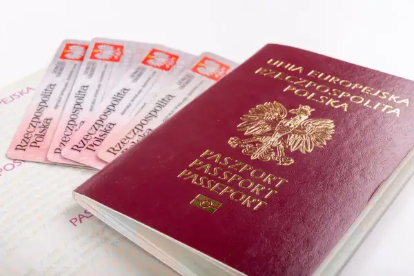 Polski paszport i kilka dowodów osobistych. Czy do Szwecji potrzebny jest paszport? Tak, paszport jest niezbędny do podróży do Szwecji.
