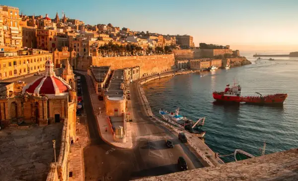 Malta, piękna wyspa, gdzie słońce oświetla zabytkowe budowle i port. Tak, Malta jest w UE!