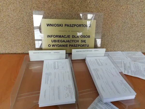 Wnioski paszportowe dla dzieci i dorosłych czekają na wypełnienie. Informacje o wydaniu paszportu.