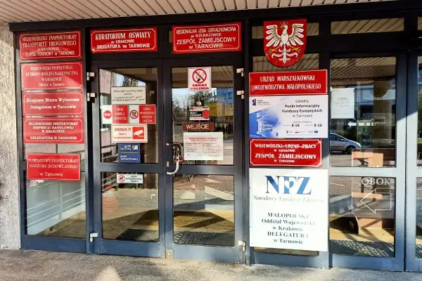 Budynek z wieloma urzędami w Tarnowie, m.in. Kuratorium Oświaty, Urząd Marszałkowski, NFZ. Tu załatwisz sprawy urzędowe, jak np. paszport Tarnów.