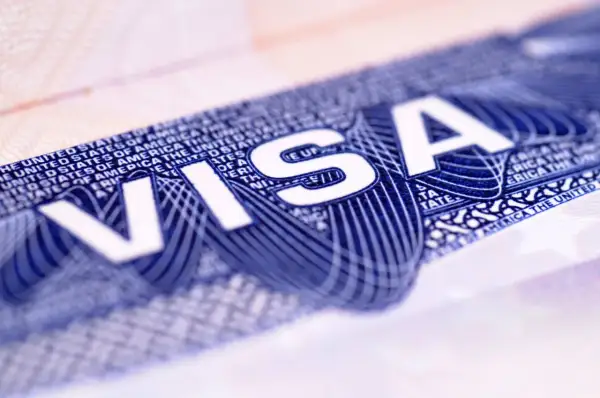 Zbliżenie na dokument z napisem "VISA" i tekstem "UNITED STATES OF AMERICA". To klucz do podróży do USA.