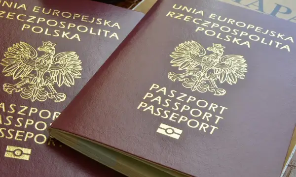 Dwa polskie paszporty, symbole najsilniejszych paszportów, gotowe do podróży po świecie.